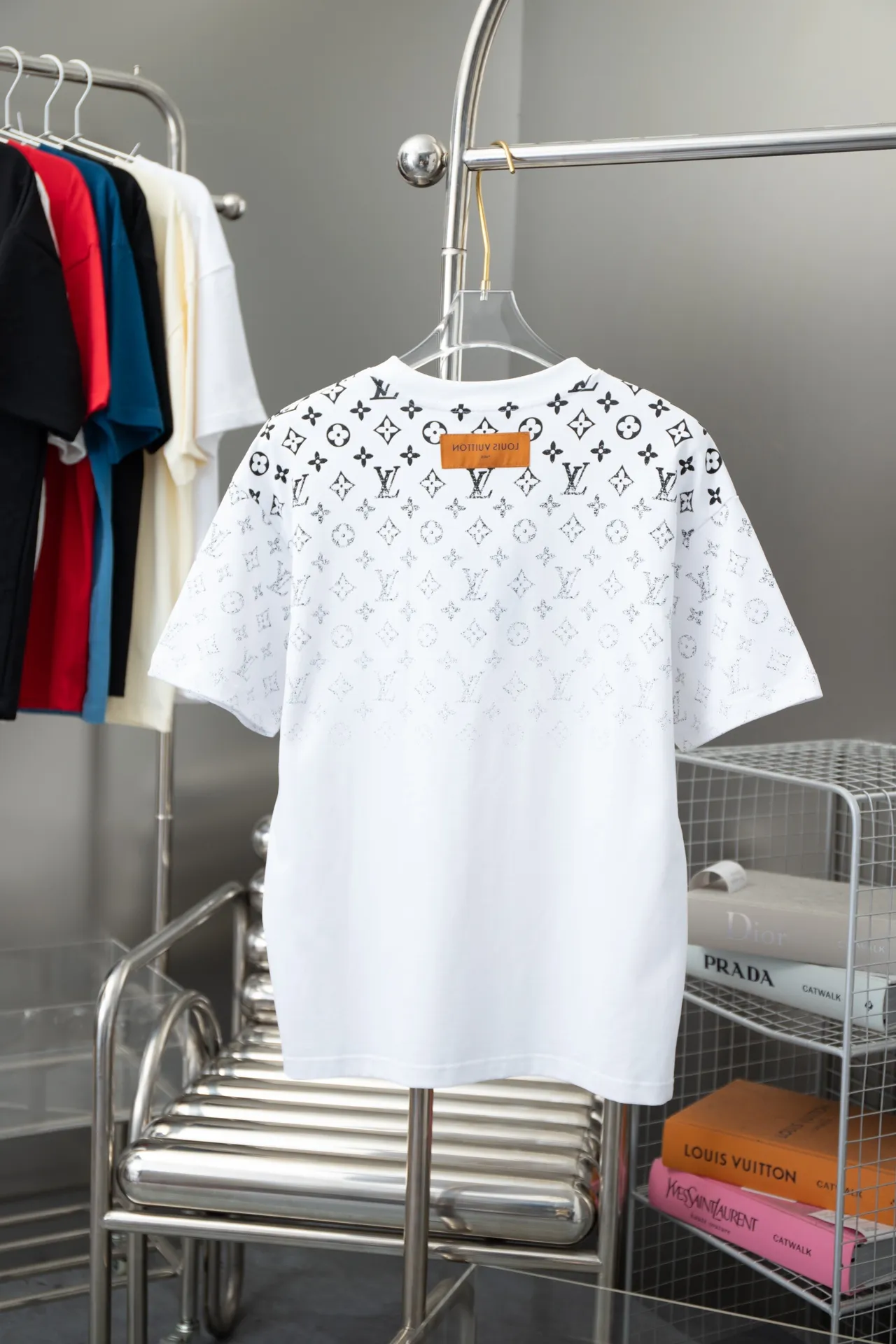 🅿️180 High-quality Lv 2025 early spring new model, MONOGRAM presbyopic gradient short-sleeved T-shirt, using digital printing technology to render pixel light and shadow for the Monogram gradient pattern, and its silk-screen texture and knitting effect complement each other. Synchronized with the official website, pure cotton fabrics at the counter! Comfortable against the skin, durable and easy to wear, meticulous original craftsmanship, custom-made 260g vat-dyed fabric, very comfortable to the touch, latest brick cabinet synchronization, OS off-shoulder version, fashionable and individual, super versatile and good-looking, very suitable for both men and women, must-have style, hang tag, collar label, washed wheat, complete with three labels S M L XL